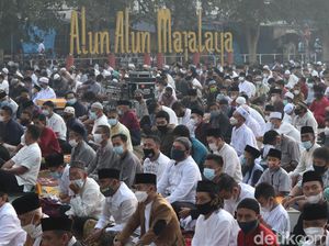Terapkan Prokes Ketat, Warga Bandung Salat Id di Lapangan Terbuka