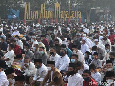 Terapkan Prokes Ketat, Warga Bandung Salat Id di Lapangan Terbuka