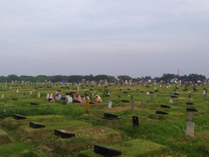 Cerita Peziarah Dilema Kunjungi Makam Orang Tua di TPU Tegal Alur Cerita Peziarah Dilema Kunjungi Makam Orang Tua di TPU Tegal Alur