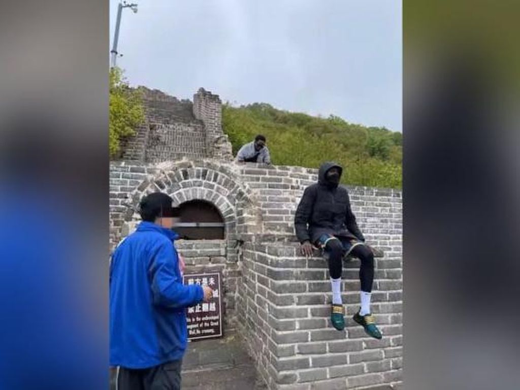 Berani Nakal Ya! 2 Turis Afrika Di-blacklist Tembok Besar China Berani Nakal Ya! 2 Turis Afrika Di-blacklist Tembok Besar China