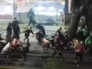 Bubarkan Tawuran di Makassar, Polisi Lepas Tembakan Peringatan