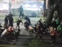 Bubarkan Tawuran di Makassar, Polisi Lepas Tembakan Peringatan