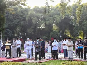 Wali Kota Bandung dan Keluarga Salat Id di Halaman Pendopo