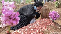 Warga di Tangsel Ziarah ke Makam Korban COVID-19 Saat Lebaran