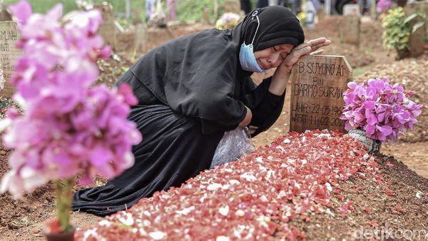Warga di Tangsel Ziarah ke Makam Korban COVID-19 Saat Lebaran