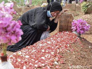Warga di Tangsel Ziarah ke Makam Korban COVID-19 Saat Lebaran