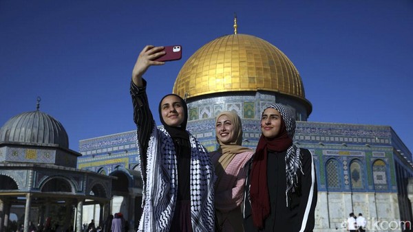 Warga Palestina Salat Idul Fitri Ribuan umat muslim Palestina pagi ini waktu setempat, merayakan Hari Raya Idul Fitri di Masjid Al-Aqsa, Yerusalem, Kamis (13/5/2021). Mereka menggelar salat Id berjamaah di masjid tersebut.