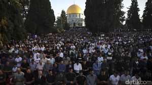 Khusyuknya Salat Idul Fitri di Masjid Al-Aqsa