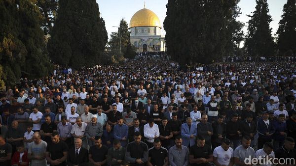 Khusyuknya Salat Idul Fitri di Masjid Al-Aqsa