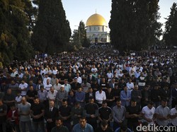 Suasana Umat Muslim Palestina Salat Idulfitri di Luar Masjid Al-Aqsa