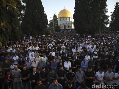 Khusyuknya Salat Idul Fitri di Masjid Al-Aqsa