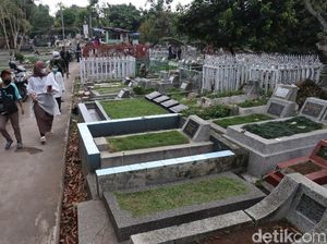 Meski Ditutup, Warga Tetap Berziarah ke TPU Sirnaraga Bandung