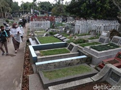 Meski Ditutup, Warga Tetap Berziarah ke TPU Sirnaraga Bandung