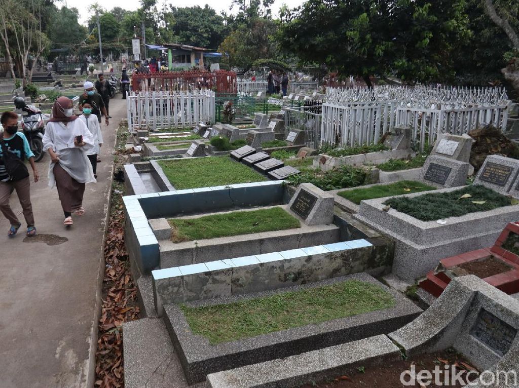 Meski Ditutup, Warga Tetap Berziarah ke TPU Sirnaraga Bandung Meski Ditutup, Warga Tetap Berziarah ke TPU Sirnaraga Bandung