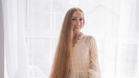 Foto: Pesona Rapunzel dari Ukraina, Rambut Panjangnya Menyapu Lantai