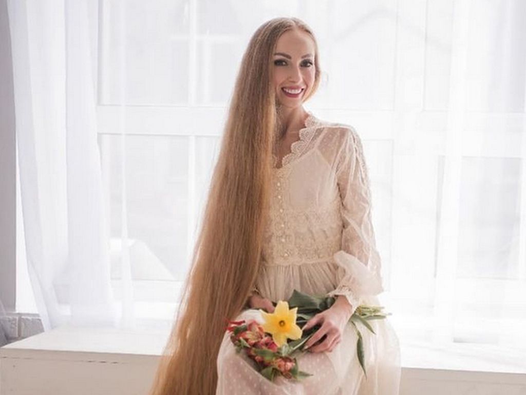 Foto: Pesona Rapunzel dari Ukraina, Rambut Panjangnya Menyapu Lantai
