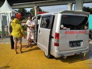 Polisi Putar Balik Ambulans yang Dipakai Warga untuk Rekreasi, Sopir Ditegur