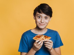 Anak Ini Dipaksa Makan Pizza Seminggu Penuh, Orang Tuanya Ingin Ajarkan Ini