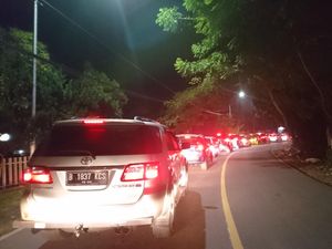 Arus Lalin Kendaraan dari Pantai Anyer ke Cilegon Padat Malam Ini Arus Lalin Kendaraan dari Pantai Anyer ke Cilegon Padat Malam Ini