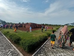 Turis Lokal-Prancis Ramaikan Candi Karawang Hari Ini