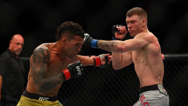 7DETROIT, MI - DECEMBER 02: Paul Felder (R) battles Charles Oliveira (L) during UFC 218 at Little Ceasars Arena on December 2, 2018 in Detroit, Michigan.   Gregory Shamus/Getty Images/AFP (Photo by Gregory Shamus / GETTY IMAGES NORTH AMERICA / Getty Images via AFP)