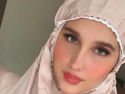 Penampilan Cinta Laura saat Lebaran Panen Pujian, Disebut Barbie Solehah