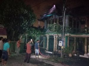 Galeri Batik Terbesar di Banyuwangi Ludes Terbakar, Kerugian Sekitar Rp 1 Miliar Galeri Batik Terbesar di Banyuwangi Ludes Terbakar, Kerugian Sekitar Rp 1 Miliar