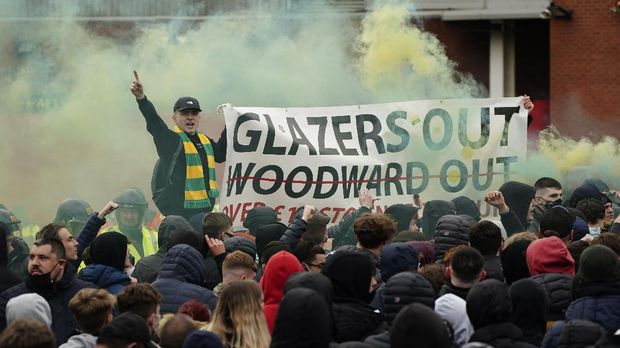 galfot demo suporter manchester united Manchester United fans let off flares and hold a banner as they protest against the Glazer family, the American owners of Manchester United, before their English Premier League soccer match against Liverpool at Old Trafford stadium in Manchester, England, Thursday, May 13, 2021. (AP Photo/Jon Super)