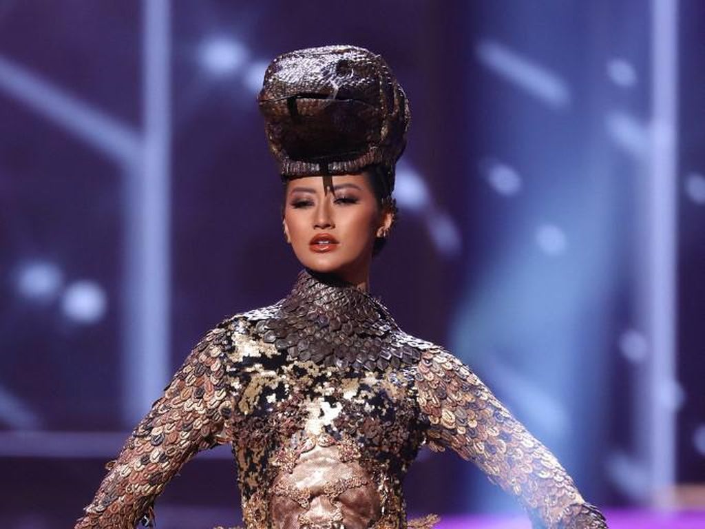 Foto: Ayu Maulida Pukau Penonton Miss Universe 2020 Berkat Kostum Komodo
