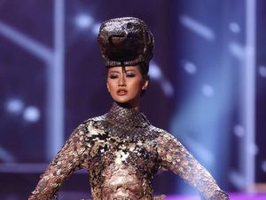 Foto: Ayu Maulida Pukau Penonton Miss Universe 2020 Berkat Kostum Komodo Foto: Ayu Maulida Pukau Penonton Miss Universe 2020 Berkat Kostum Komodo