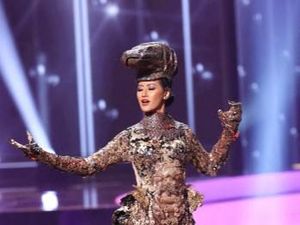 Penampilan Ayu Maulida Kenakan Kostum Komodo di Miss Universe 2020 Penampilan Ayu Maulida Kenakan Kostum Komodo di Miss Universe 2020