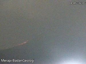 Gunung Merapi Erupsi Malam Ini, Luncurkan Awan Panas Sejauh 2 Km