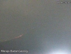 Gunung Merapi Erupsi Malam Ini, Luncurkan Awan Panas Sejauh 2 Km