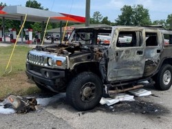 Duh! Mobil Hummer Penimbun Bensin Hangus Terbakar