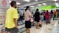 Jelang Lockdown, Warga Singapura Ramai-ramai Belanja Kebutuhan Pokok