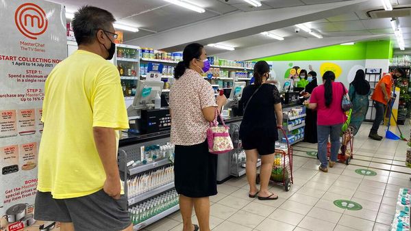 Jelang Lockdown, Warga Singapura Ramai-ramai Belanja Kebutuhan Pokok