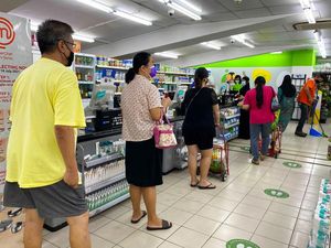 Jelang Lockdown, Warga Singapura Ramai-ramai Belanja Kebutuhan Pokok