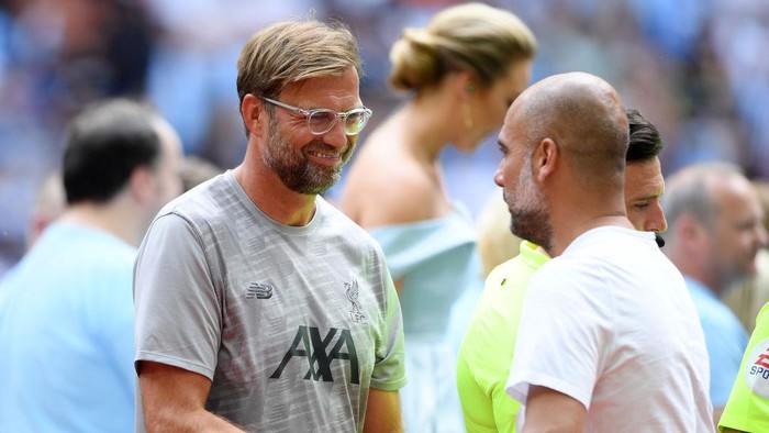 LONDON, ENGLAND - AUGUST 04: Jurgen Klopp, Manager of Liverpool shakes hands with Pep Guardiola, Manager of Manchester City prior to the FA Community Shield match between Liverpool and Manchester City at Wembley Stadium on August 04, 2019 in London, England. (Photo by Michael Regan/Getty Images)