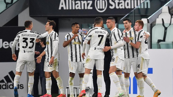 TURIN, ITALY - MARCH 02: Alvaro Morata of Juventus celebrates with team mates Cristiano Ronaldo and Dejan Kulusevski after scoring their sides first goal during the Serie A match between Juventus and Spezia Calcio at Allianz Stadium on March 02, 2021 in Turin, Italy. Sporting stadiums around the Italy remain under strict restrictions due to the Coronavirus Pandemic as Government social distancing laws prohibit fans inside venues resulting in games being played behind closed doors. (Photo by Valerio Pennicino/Getty Images)