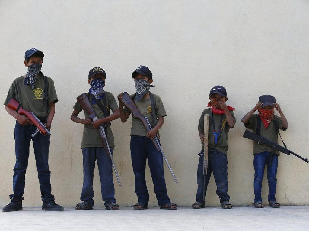 Kala Anak-anak Meksiko Angkat Senjata Lawan Kartel Narkoba Kala Anak-anak Meksiko Angkat Senjata Lawan Kartel Narkoba