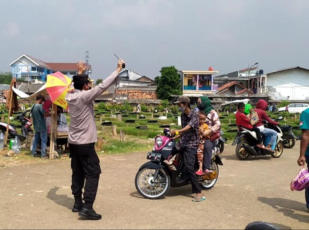 Sempat Ricuh, Polisi Minta Warga Maklumi Penutupan TPU Tegal Alur Sempat Ricuh, Polisi Minta Warga Maklumi Penutupan TPU Tegal Alur