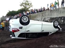 Mobil Wisatawan Nyungsep hingga Terbalik di Pinggir Pantai Banyuwangi