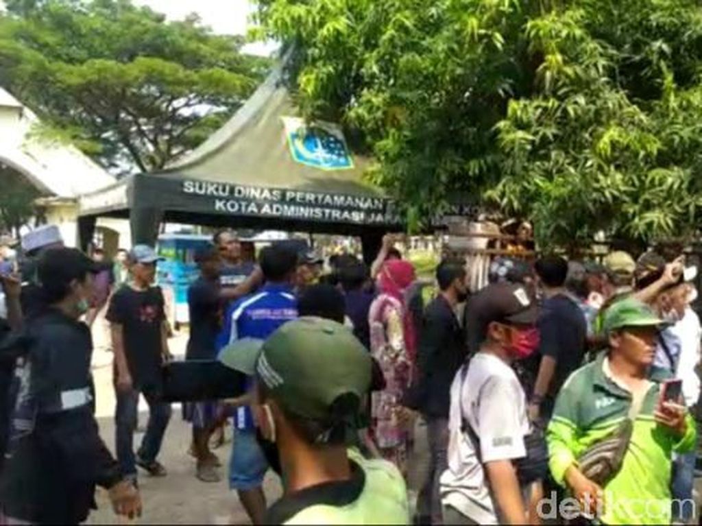 Kericuhan di TPU Tegal Alur, Peziarah Protes Tak Boleh Masuk Kericuhan di TPU Tegal Alur, Peziarah Protes Tak Boleh Masuk