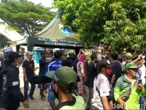 Peziarah Jebol Pagar TPU Tegal Alur Jakbar, Satpol PP Upayakan Cara Humanis Peziarah Jebol Pagar TPU Tegal Alur Jakbar, Satpol PP Upayakan Cara Humanis
