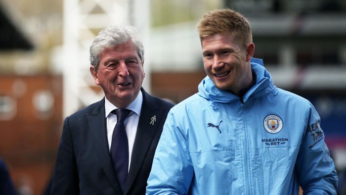 LONDON, ENGLAND - MAY 01: Roy Hodgson, Manager of Crystal Palace and Kevin De Bruyne of Manchester City speak following the Premier League match between Crystal Palace and Manchester City at Selhurst Park on May 01, 2021 in London, England. Sporting stadiums around the UK remain under strict restrictions due to the Coronavirus Pandemic as Government social distancing laws prohibit fans inside venues resulting in games being played behind closed doors. (Photo by Steven Paston - Pool/Getty Images)
