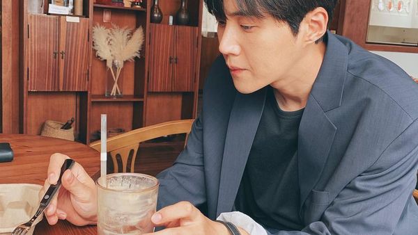 Menang Baeksang Arts Awards Ini Momen Kim Seon Ho yang saat Nongkrong di Kafe