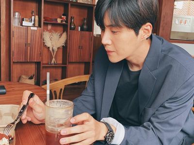 Menang Baeksang Arts Awards Ini Momen Kim Seon Ho yang saat Nongkrong di Kafe
