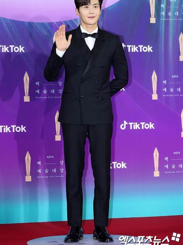 Kim Seon Ho sepertinya sedang naik daun akhir-akhir ini, pasalnya ia berhasil memenangkan penghargaan khusus yakni TikTok Popularity Award (foto: soompi.com)