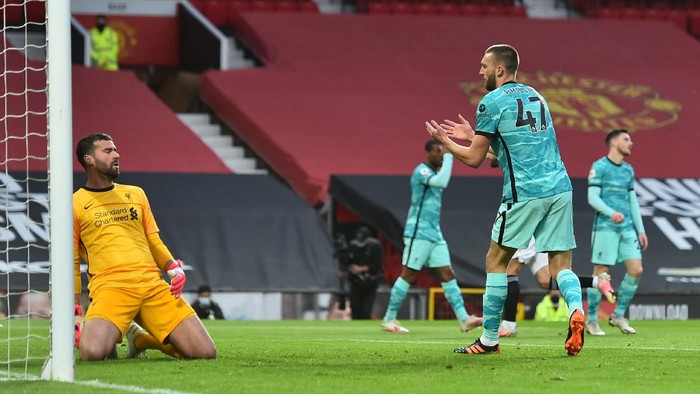 MANCHESTER, ENGLAND - MAY 13: Alisson and Nathaniel Phillips of Liverpool reacts after conceding a first goal scored by Bruno Fernandes of Manchester United (not pictured) during the Premier League match between Manchester United and Liverpool at Old Trafford on May 13, 2021 in Manchester, England. Sporting stadiums around the UK remain under strict restrictions due to the Coronavirus Pandemic as Government social distancing laws prohibit fans inside venues resulting in games being played behind closed doors. (Photo by Peter Powell - Pool/Getty Images)