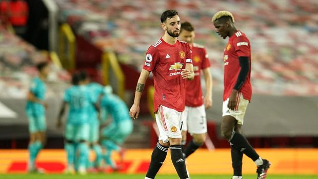 MANCHESTER, ENGLAND - MAY 13: Bruno Fernandes of Manchester United looks dejected after conceding a fourth goal scored by Mohamed Salah of Liverpool (not pictured) during the Premier League match between Manchester United and Liverpool at Old Trafford on May 13, 2021 in Manchester, England. Sporting stadiums around the UK remain under strict restrictions due to the Coronavirus Pandemic as Government social distancing laws prohibit fans inside venues resulting in games being played behind closed doors. (Photo by Dave Thompson - Pool/Getty Images)